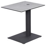 Moderner Beistelltisch mit quadratischer grauer Tischplatte und schwarzem Metallgestell, seitliche Perspektive.