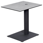 Moderner Beistelltisch mit quadratischer grauer Tischplatte und schwarzem Metallgestell, seitliche Perspektive.