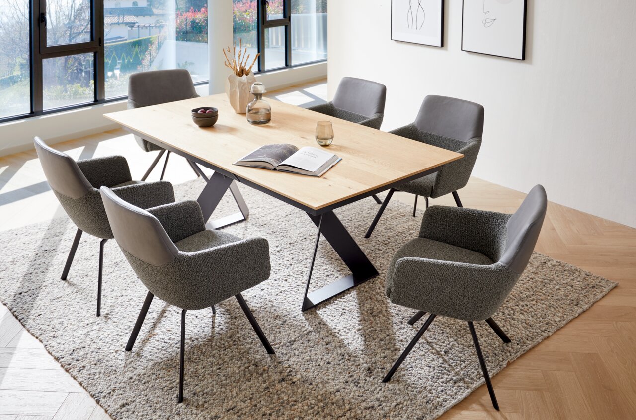 Venjakob Sessel GRANT Esszimmer mit modernem Holztisch und sechs grauen Sesseln auf einem Teppich, seitliche Perspektive
