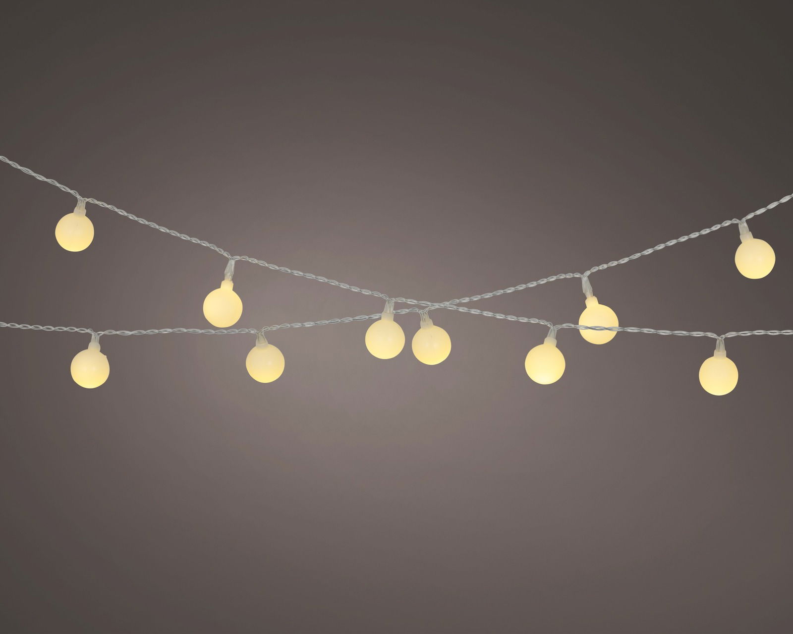 Solarbetriebene Lichterkette mit warmweißen Kugeln, seitliche Perspektive