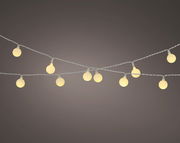 Solarbetriebene Lichterkette mit warmweißen Kugeln, seitliche Perspektive