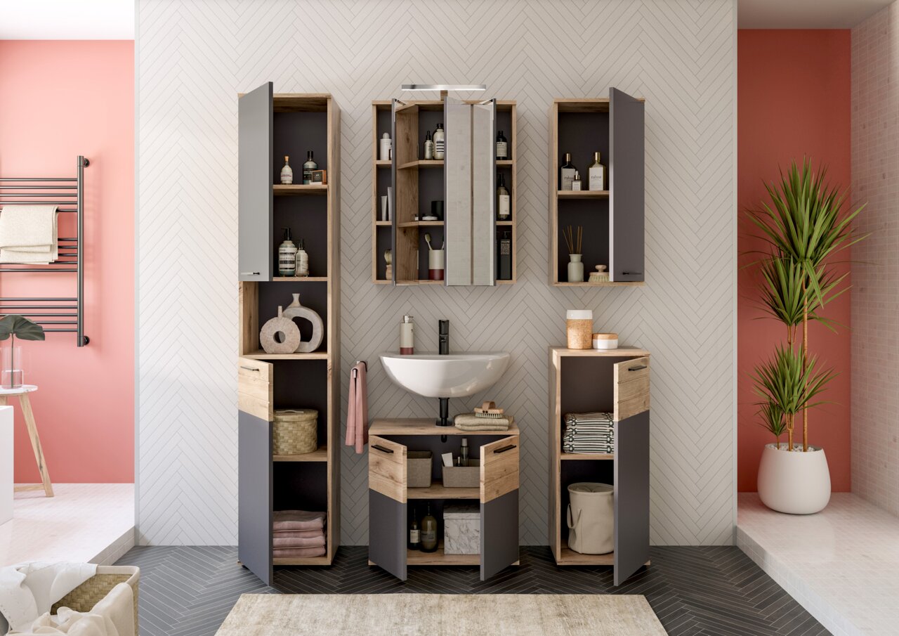 Moderne Badezimmermöbel mit Hochschrank, Waschbeckenunterschrank und Hängeschränken in Holzoptik und grauen Fronten, frontal betrachtet.