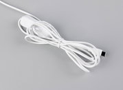 Weißes USB-Ladekabel mit integriertem Ein-/Aus-Schalter, aufgewickelt auf grauem Hintergrund, fotografiert aus schräger Draufsicht
