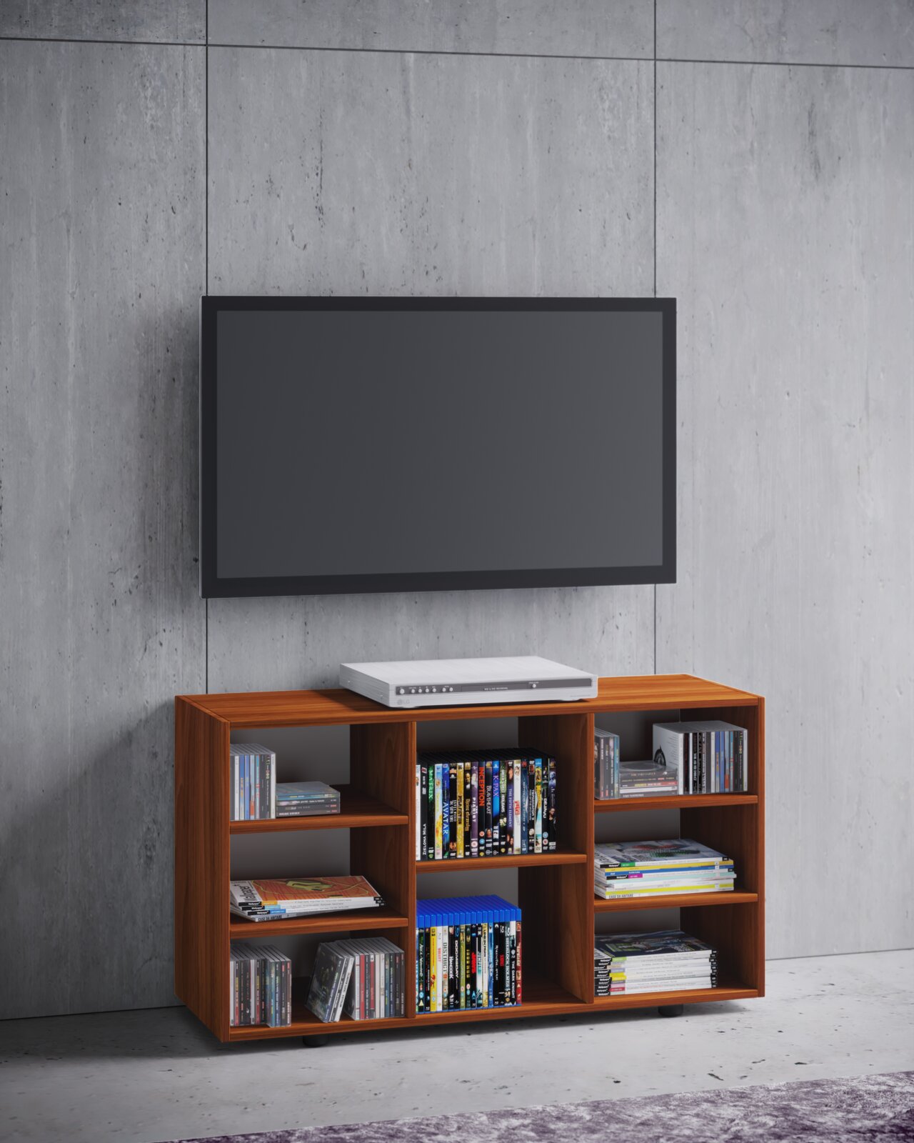 Modernes TV-Lowboard aus Holz in Walnussoptik mit offenen Fächern für CDs/DVDs, frontal aufgenommen, unter einem wandmontierten Fernseher vor Betonwand