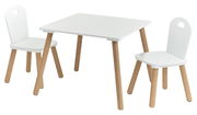 Kinder-Sitzgarnitur bestehend aus einem weißen Tisch und zwei weißen Stühlen mit Holzbeinen, seitliche Perspektive