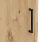 Nahaufnahme einer Holztür mit schwarzem Griff, seitliche Perspektive