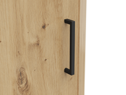 Nahaufnahme einer Holztür mit schwarzem Griff, seitliche Perspektive