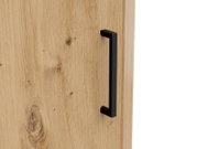 Nahaufnahme einer Holztür mit schwarzem Griff, seitliche Perspektive