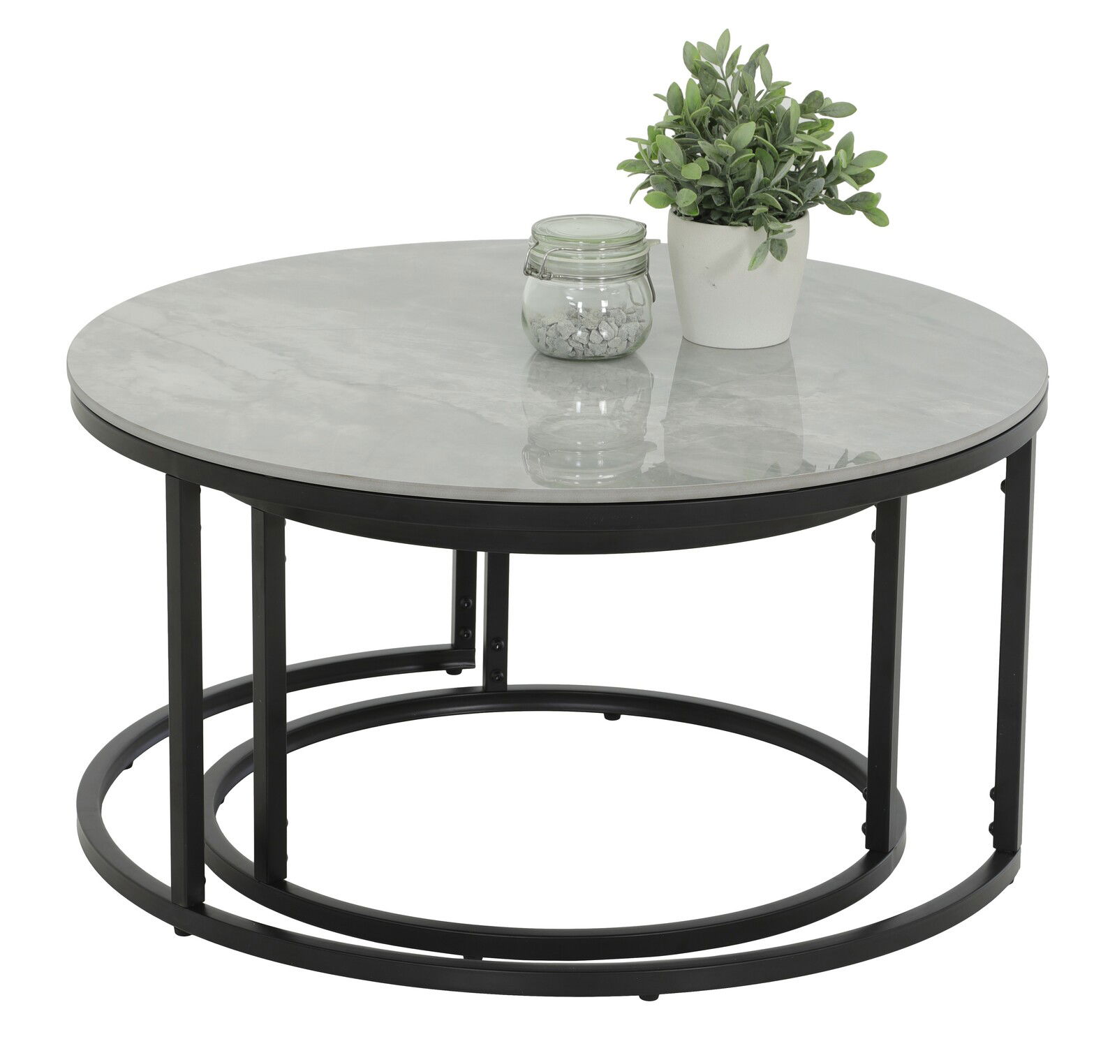 Runder Couchtisch mit grauer Marmoroptik-Oberfläche und schwarzem Metallgestell, seitliche Perspektive, dekoriert mit einer Pflanze und einem Glasgefäß.