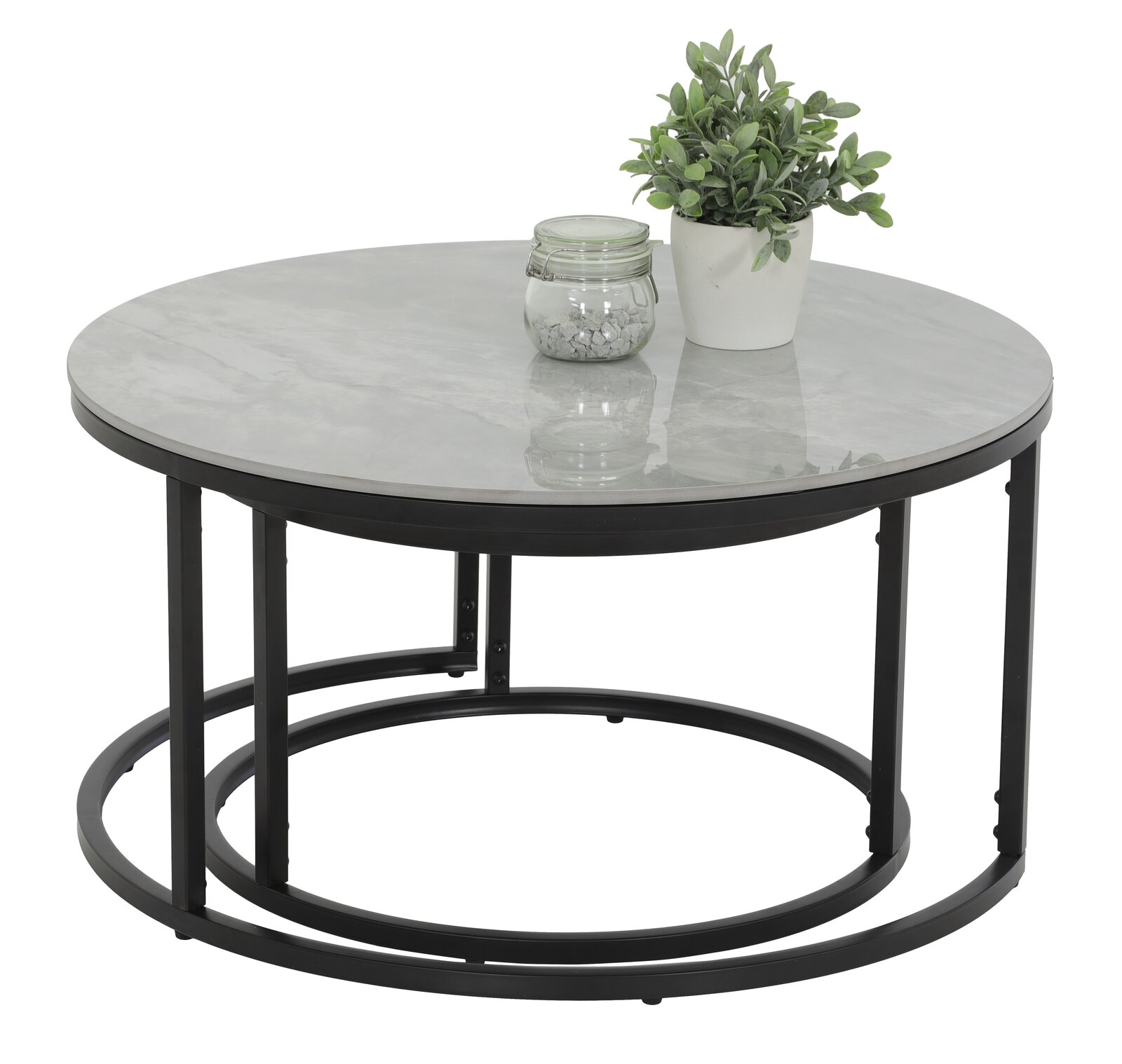 Runder Couchtisch mit grauer Marmoroptik-Oberfläche und schwarzem Metallgestell, seitliche Perspektive, dekoriert mit einer Pflanze und einem Glasgefäß.