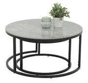 Runder Couchtisch mit grauer Marmoroptik-Oberfläche und schwarzem Metallgestell, seitliche Perspektive, dekoriert mit einer Pflanze und einem Glasgefäß.