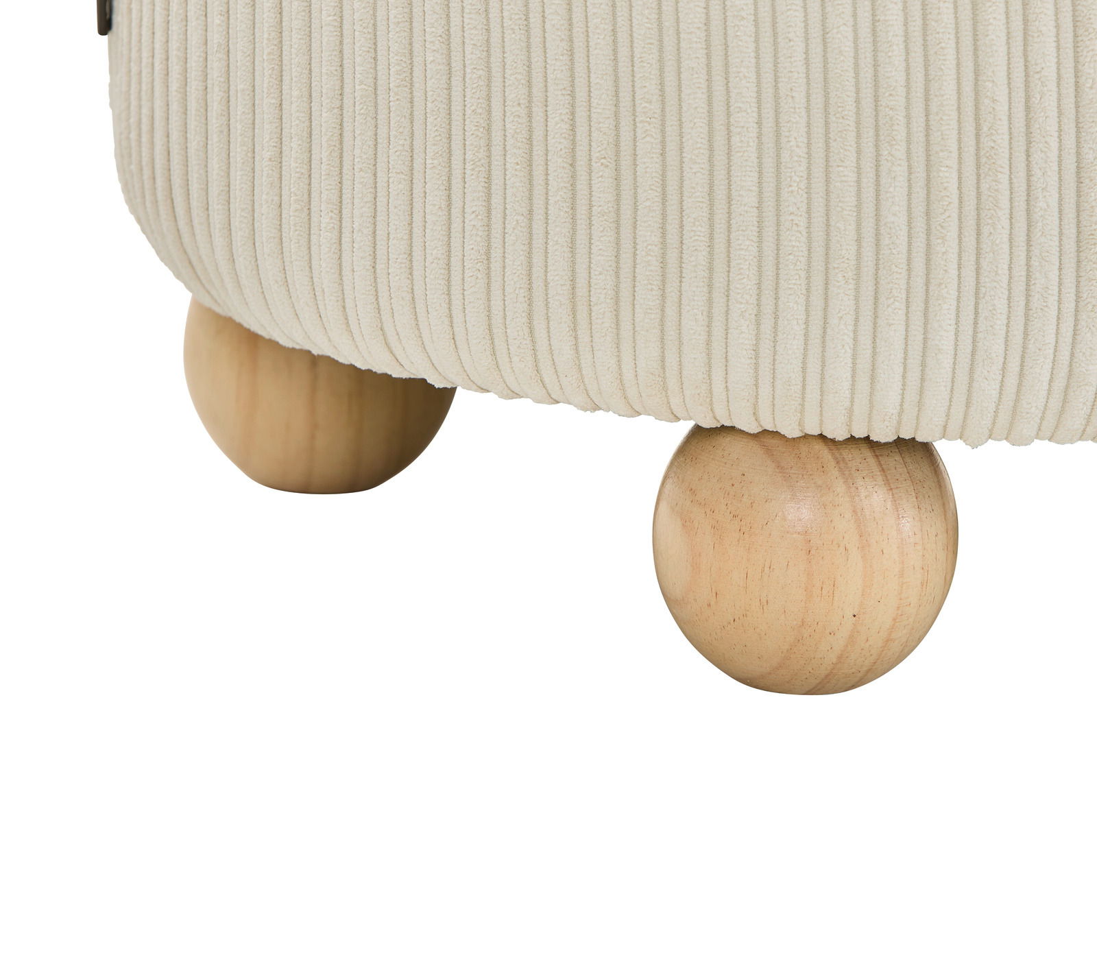 Nahaufnahme eines Hockers mit geripptem Stoffbezug und runden Holzfüßen, seitliche Perspektive.