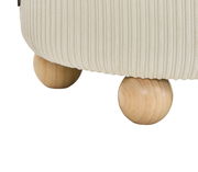 Nahaufnahme eines Hockers mit geripptem Stoffbezug und runden Holzfüßen, seitliche Perspektive.