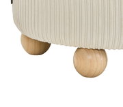 Nahaufnahme eines Hockers mit geripptem Stoffbezug und runden Holzfüßen, seitliche Perspektive.