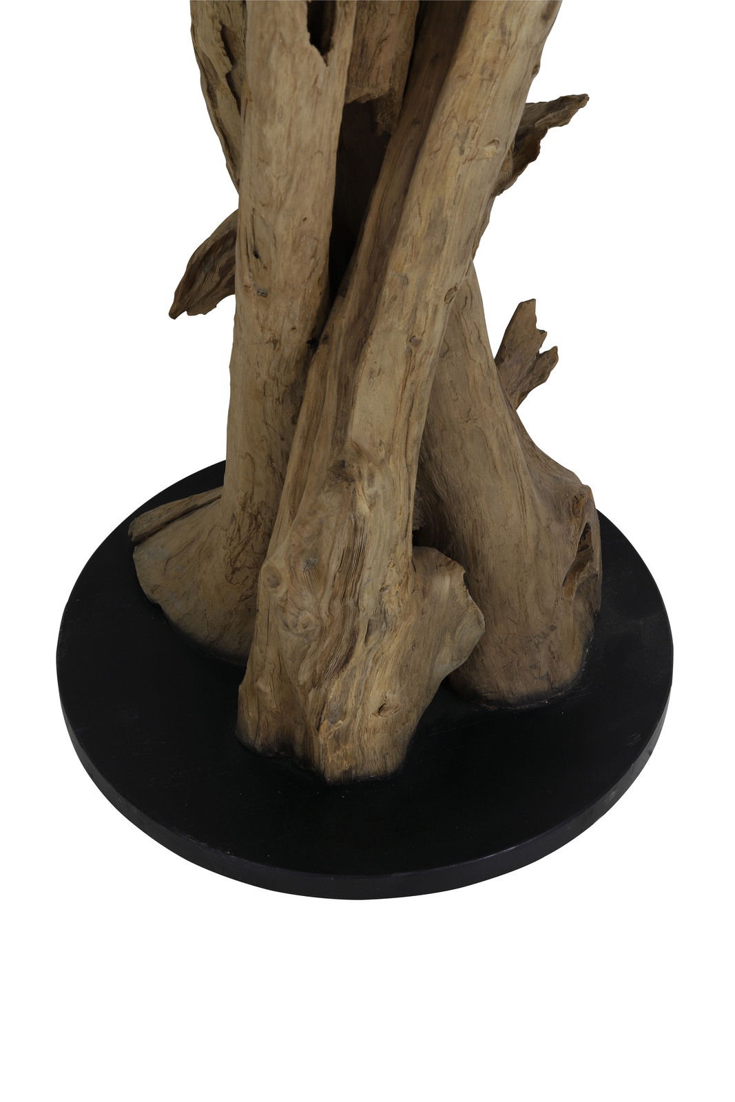 Nahaufnahme der Basis einer Stehleuchte mit natürlichem Holzdesign auf schwarzem Sockel.