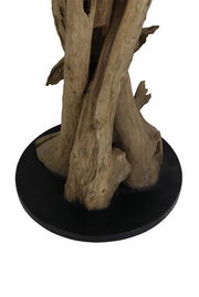 Nahaufnahme der Basis einer Stehleuchte mit natürlichem Holzdesign auf schwarzem Sockel.