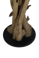 Nahaufnahme der Basis einer Stehleuchte mit natürlichem Holzdesign auf schwarzem Sockel.