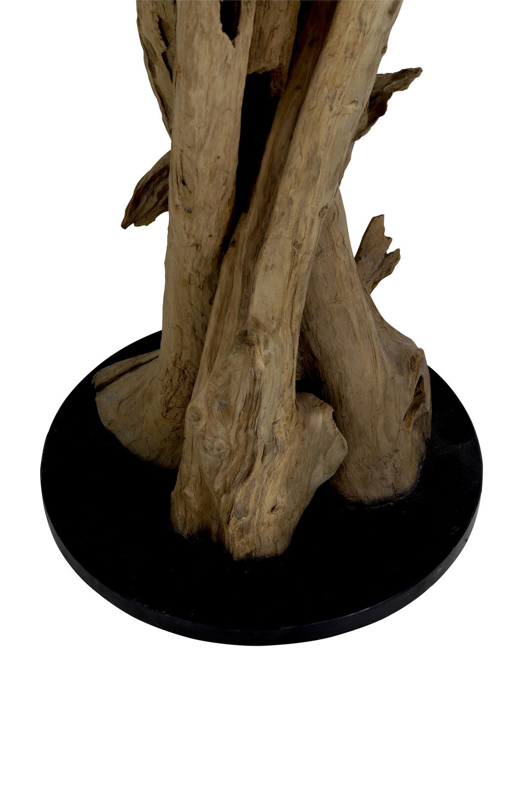 Nahaufnahme der Basis einer Stehleuchte mit natürlichem Holzdesign auf schwarzem Sockel.