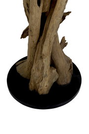 Nahaufnahme der Basis einer Stehleuchte mit natürlichem Holzdesign auf schwarzem Sockel.