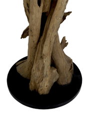 Nahaufnahme der Basis einer Stehleuchte mit natürlichem Holzdesign auf schwarzem Sockel.