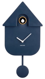 Moderne blaue Kuckucksuhr mit Pendel, frontal abgebildet, mit weißem Zifferblatt und Kuckuck.