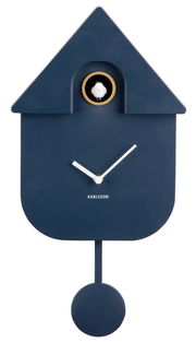 Moderne blaue Kuckucksuhr mit Pendel, frontal abgebildet, mit weißem Zifferblatt und Kuckuck.