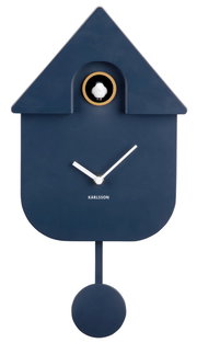 Moderne blaue Kuckucksuhr mit Pendel, frontal abgebildet, mit weißem Zifferblatt und Kuckuck.