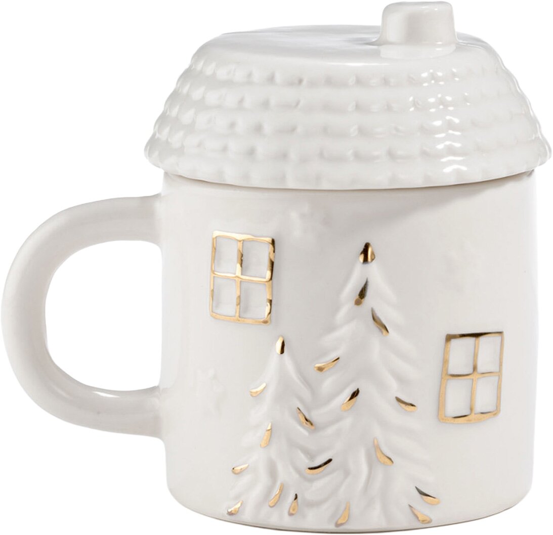 Weiße Keramiktasse in Hausform mit strukturiertem Deckel, erhabenen Tannenbäumen und goldfarbenen Fensterdetails, frontal aus leichter Seitenperspektive gezeigt