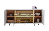 Frontale Ansicht eines modernen Sideboards mit offenen Türen, das dekorative Gegenstände und Geschirr auf Holzregalen zeigt, beleuchtet durch integrierte LED-Leuchten.