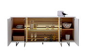 Vooraanzicht van een modern dressoir met open deuren, waarin decoratieve voorwerpen en serviesgoed op houten planken staan, verlicht door ingebouwde ledlampjes.