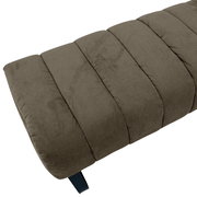 Nahaufnahme einer 2er-Sitzbank mit gestepptem Stoffbezug in Olivgrün, seitliche Perspektive