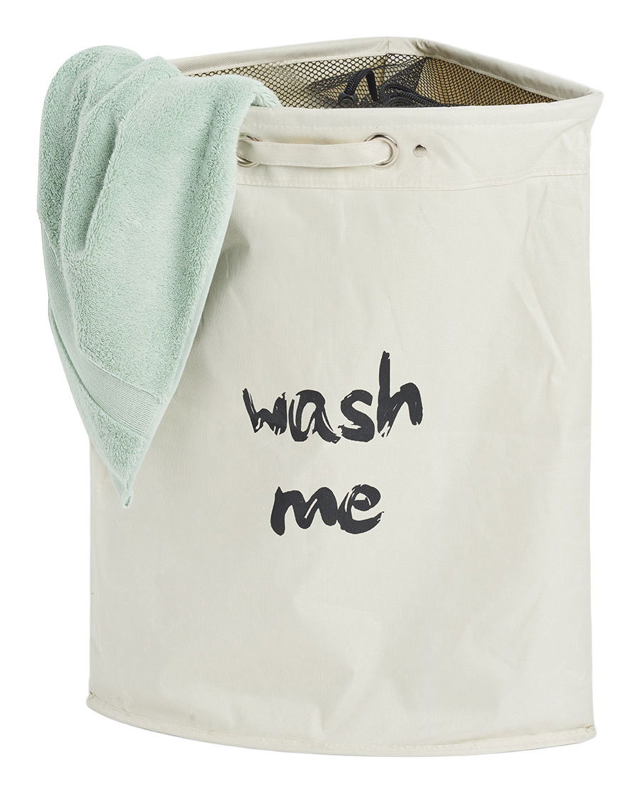 Zeller Present Eck-Wäschesammler Eck-Wäschesammler in Beige mit der Aufschrift 'wash me', von vorne betrachtet, mit einem grünen Handtuch über der Kante.