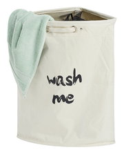 Eck-Wäschesammler in Beige mit der Aufschrift 'wash me', von vorne betrachtet, mit einem grünen Handtuch über der Kante.