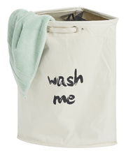 Eck-Wäschesammler in Beige mit der Aufschrift 'wash me', von vorne betrachtet, mit einem grünen Handtuch über der Kante.
