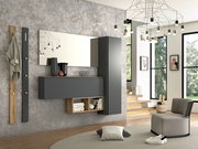 Modernes Garderoben-Set in einem stilvollen Wohnzimmer mit grauen und holzfarbenen Elementen, bestehend aus einem Wandspiegel, einem Hängeschrank und einem offenen Regal. Perspektive: Frontalansicht.