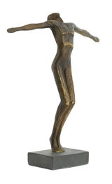 Bronzeskulptur eines stilisierten Menschen mit ausgestreckten Armen auf einem Sockel, seitliche Perspektive