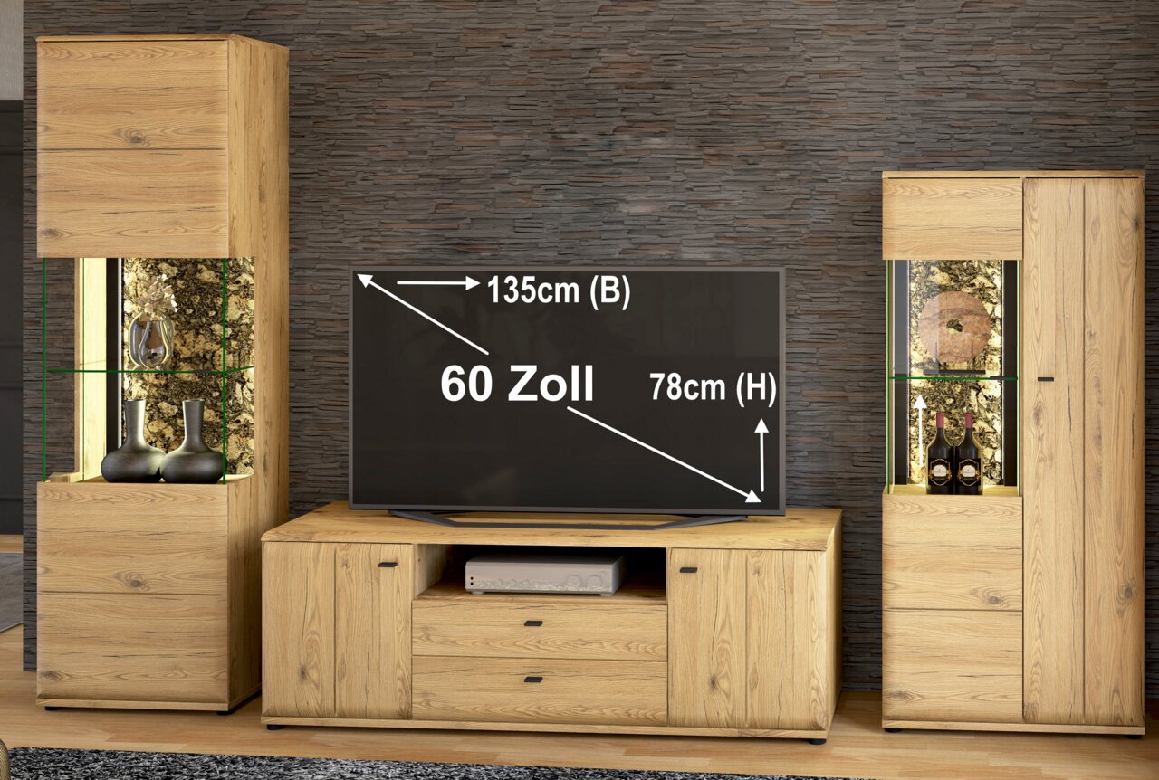 Cantus Wandkombination CALMERA Wohnwand aus hellem Holz mit TV-Lowboard und zwei Vitrinenschränken mit Glas- und LED-Beleuchtung, mittig ein 60-Zoll-Fernseher; Frontansicht auf das Möbelset.