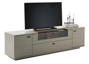 Modernes TV-Element in Beige mit Stauraum, dekoriert mit einem Fernseher, Büchern und Kerzenständer, seitliche Perspektive.