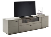 Modernes TV-Element in Beige mit Stauraum, dekoriert mit einem Fernseher, Büchern und Kerzenständer, seitliche Perspektive.