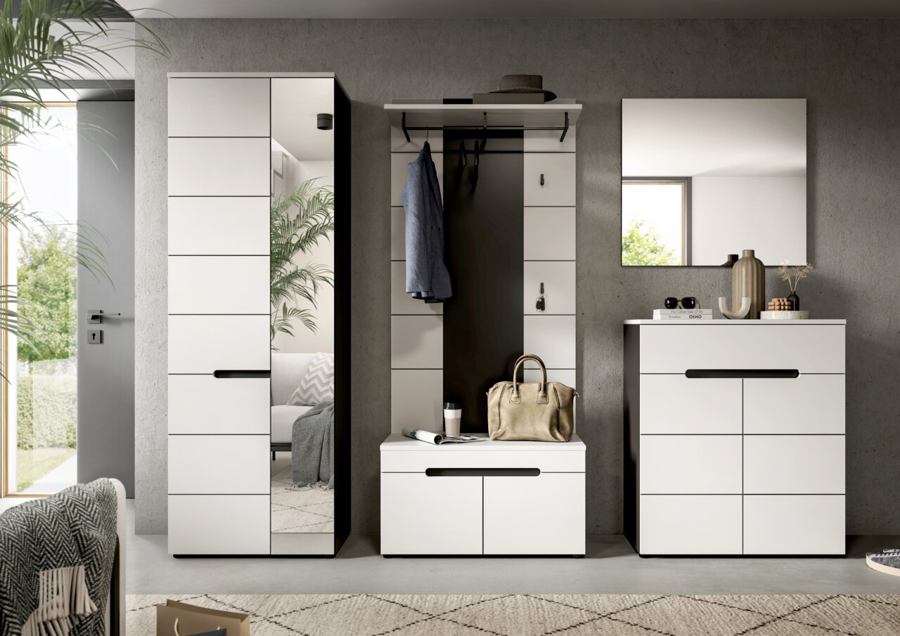 Moderne weiße Garderobenmöbel im Flur: hoher Schrank mit Spiegel, Garderobenpaneel mit Hutablage und Sitzbank sowie Kommode mit Wandspiegel, frontal aus leicht erhöhter Perspektive