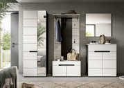 Moderne weiße Garderobenmöbel im Flur: hoher Schrank mit Spiegel, Garderobenpaneel mit Hutablage und Sitzbank sowie Kommode mit Wandspiegel, frontal aus leicht erhöhter Perspektive
