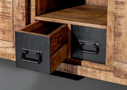 Nahaufnahme eines rustikalen Sideboards aus Holz mit zwei schwarzen Schubladen, eine davon geöffnet, aus seitlicher Perspektive.