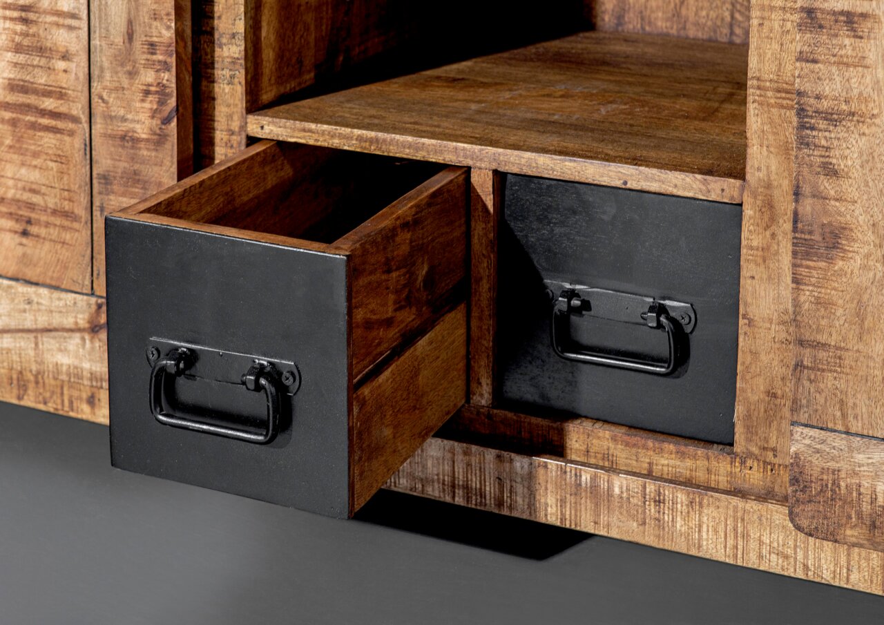 Nahaufnahme eines rustikalen Sideboards aus Holz mit zwei schwarzen Schubladen, eine davon geöffnet, aus seitlicher Perspektive.