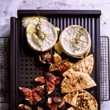 BBQ Grillplatte mit gegrilltem Käse, Feigen und Fladenbrot aus der Vogelperspektive.