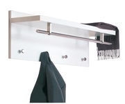Moderne Wandgarderobe mit weißem Regalbrett, Metallstange und Haken, seitliche Perspektive