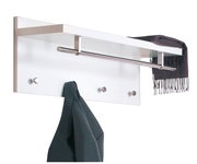 Moderne Wandgarderobe mit weißem Regalbrett, Metallstange und Haken, seitliche Perspektive