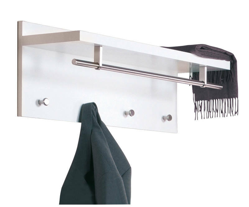 Moderne Wandgarderobe mit weißem Regalbrett, Metallstange und Haken, seitliche Perspektive