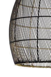 Close-up in zijaanzicht van een zwarte metalen draadlampenkap met subtiele goudkleurige accenten tegen een witte achtergrond