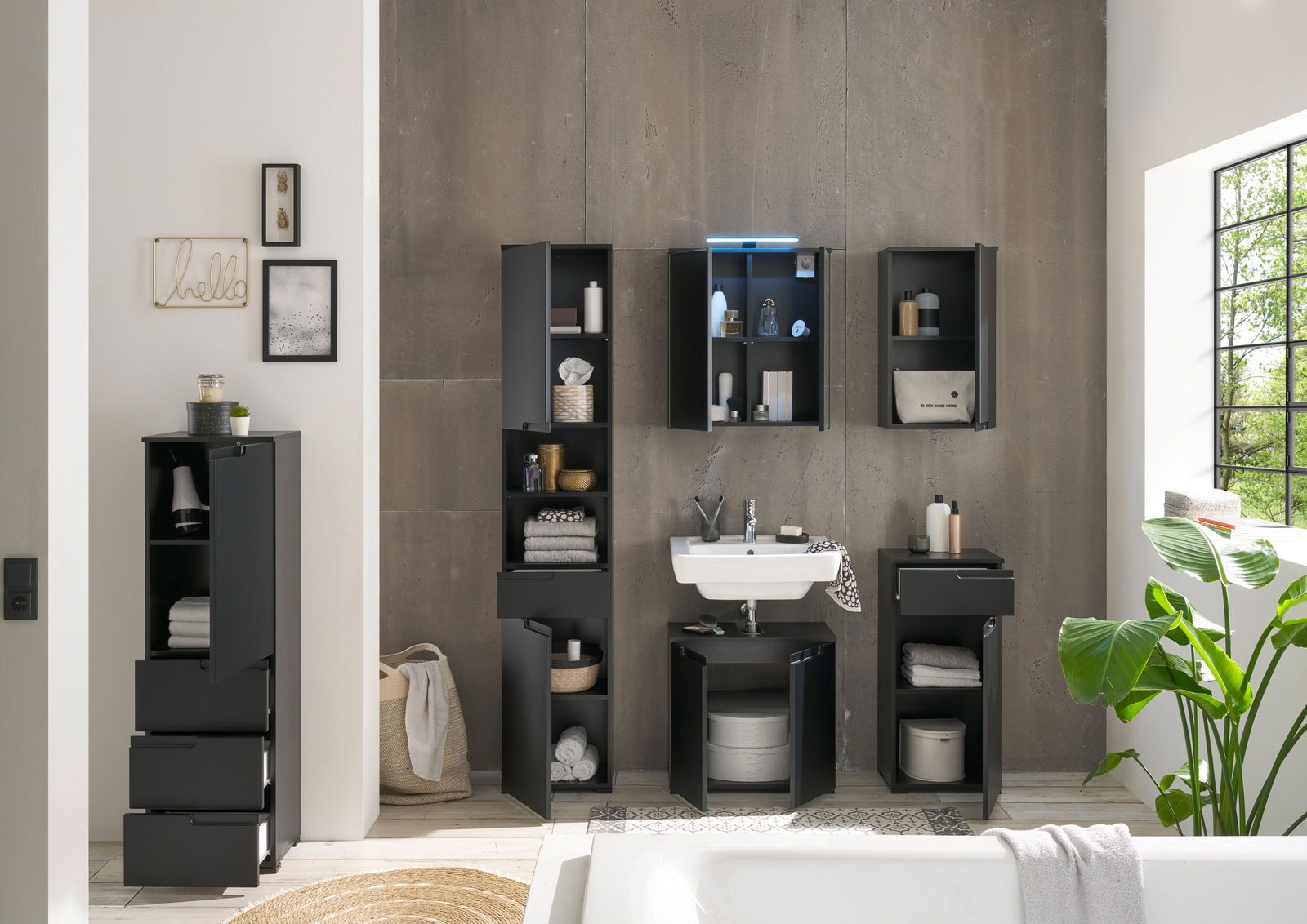 Moderne schwarze Badezimmermöbel in einem stilvollen Badezimmer, frontal betrachtet.