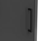 Nahaufnahme eines schwarzen Türgriffs an einer dunklen Oberfläche, seitliche Perspektive.